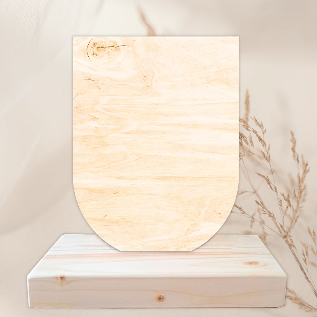Trofeo de madera de chopo de escudo con base de abeto para mantenerse en pie. Gran superfície para personalizar grabado a láser o impreso a todo color con el diseño a gusto del cliente.