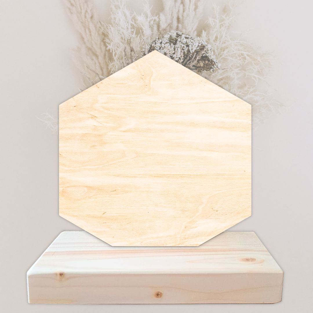 Trofeo de madera de chopo de forma hexagonal con base de abeto para mantenerse en pie. Gran superfície para personalizar grabado a láser o impreso a todo color con el diseño a gusto del cliente.