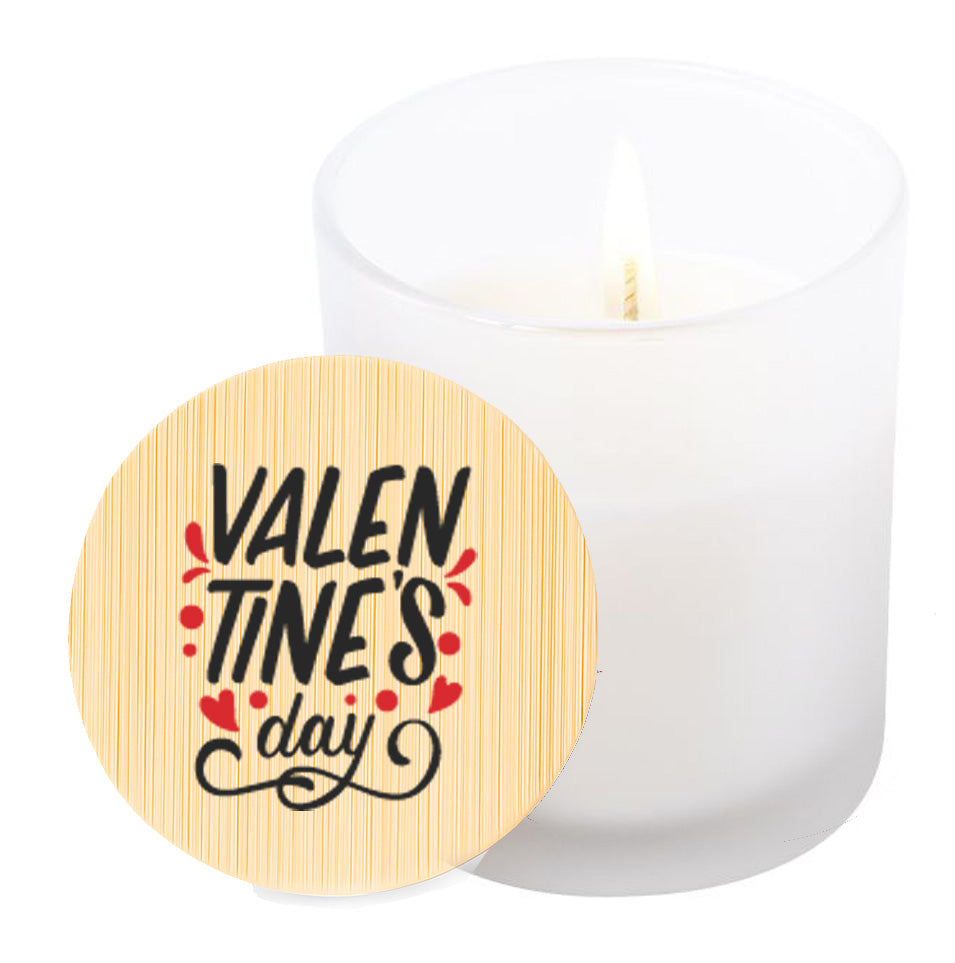 Vela aromática de vainilla en tarro de cristal translúcido con tapa de bambú y mensaje impreso en colores rojo y negro. Be Mine. Valentine's day