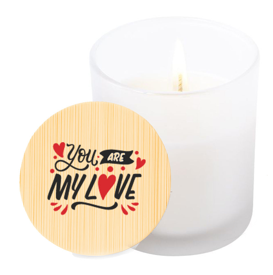 Vela aromática de vainilla en tarro de cristal translúcido con tapa de bambú y mensaje impreso en colores rojo y negro. You are my love