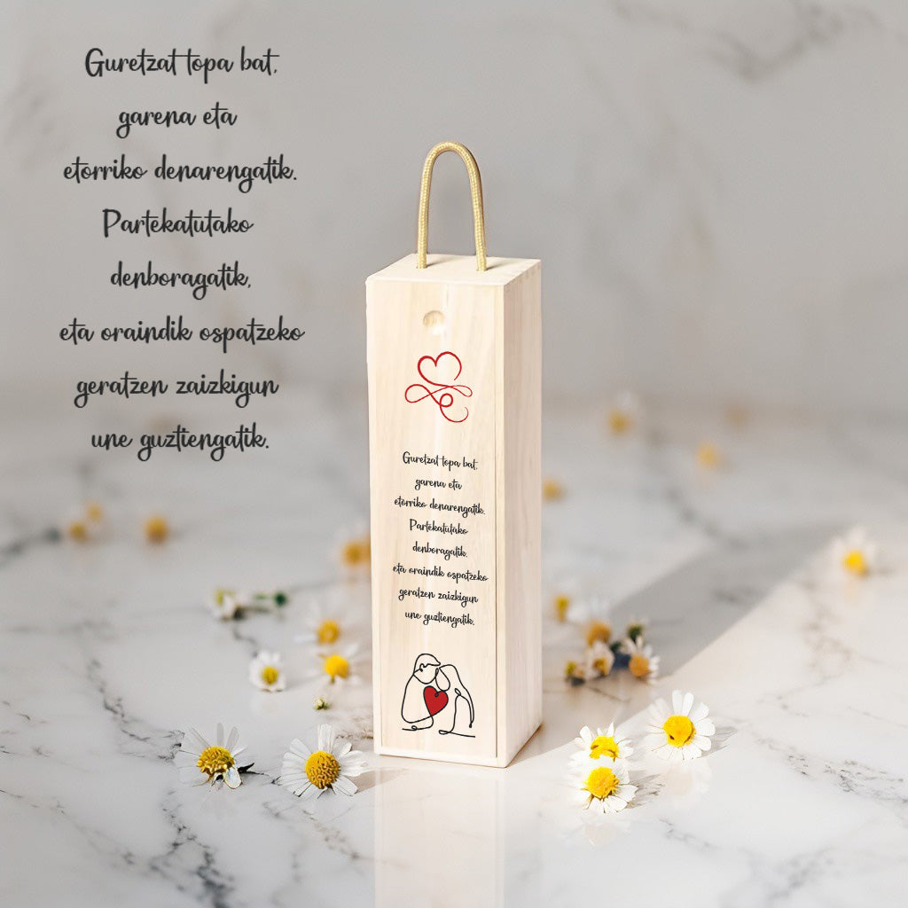 Caja para botella de vino, de madera natural de paulownia, ligera y resistente, con tapa deslizante impresa a todo color con un mensaje ideal para san valentin, parejas y enamorados. Euskera
