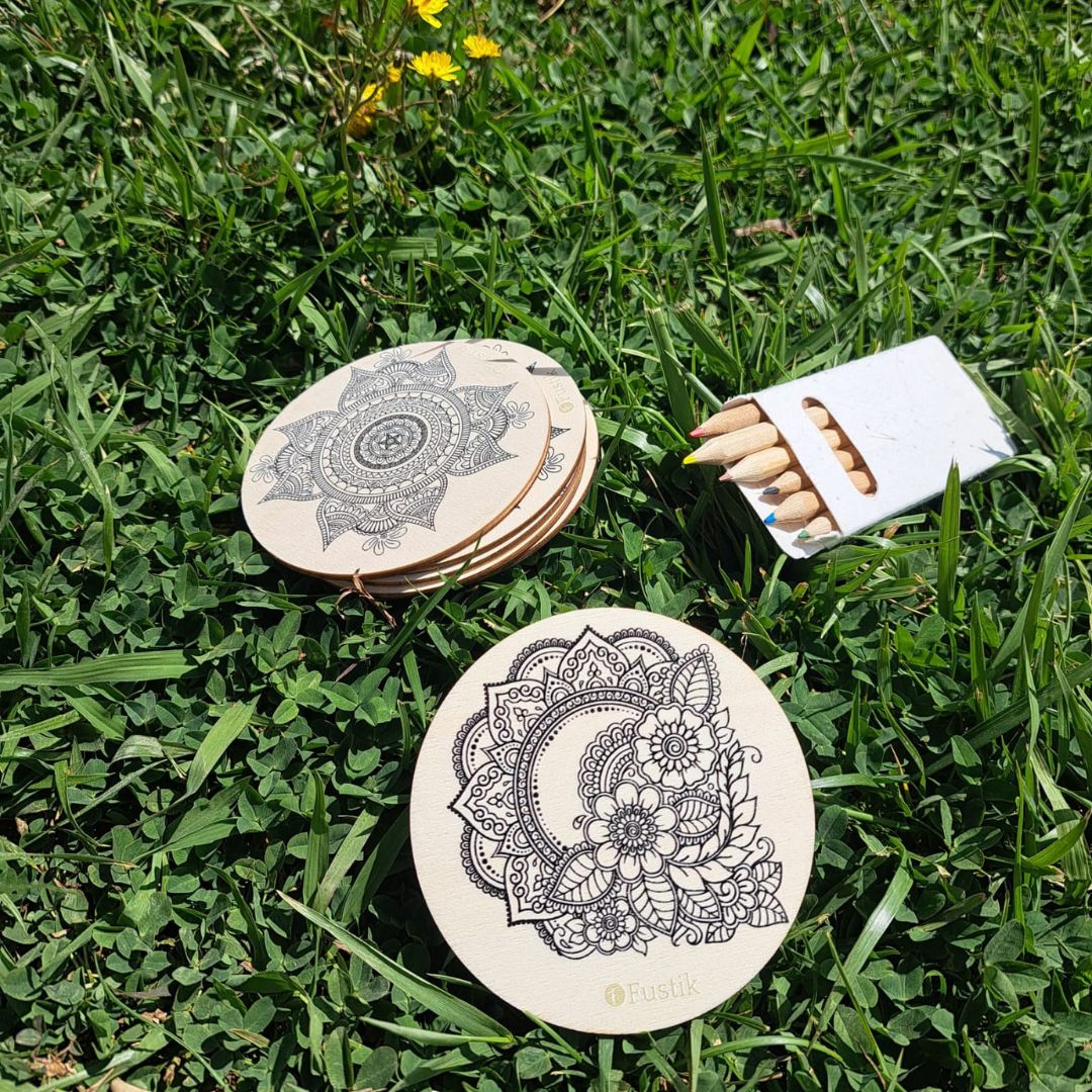Juego de 5 posavasos de madera grabados a láser con una mandala floral distinta en cada uno de ellos.