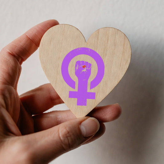Imán corazón de madera natural con mensaje del Día de la Mujer