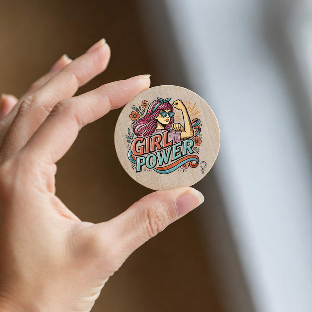 Imán redondo de madera natural con mensaje del Día de la Mujer