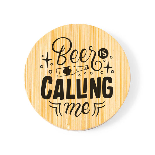 Detalle de la impresión en la cara posterior del abridor de bambú. Dibujos de estrellas y burbujas y la frase manuscrita con distintas tipografías "Beer is calling me." Estilo divertido y desenfadado. Impresión en negro