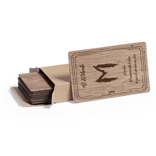 Caja de cartón kraft con 10 tarjetas de madera gravadas cada una con una runa distinta para que guie tu día a día o cuando lo necesites