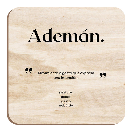 Imán de madera cuadrado que forma parte de la colección Palabras bonitas. Contiene en grande la palabra "Ademán" justo debajo entre comillas grandes la descripción "Movimiento o gesto que expresa una intención" y al final la traducción a los cuatro idiomas inglés, francés, italiano y alemán: "Gesture / Geste / Gesto / Gebärde"