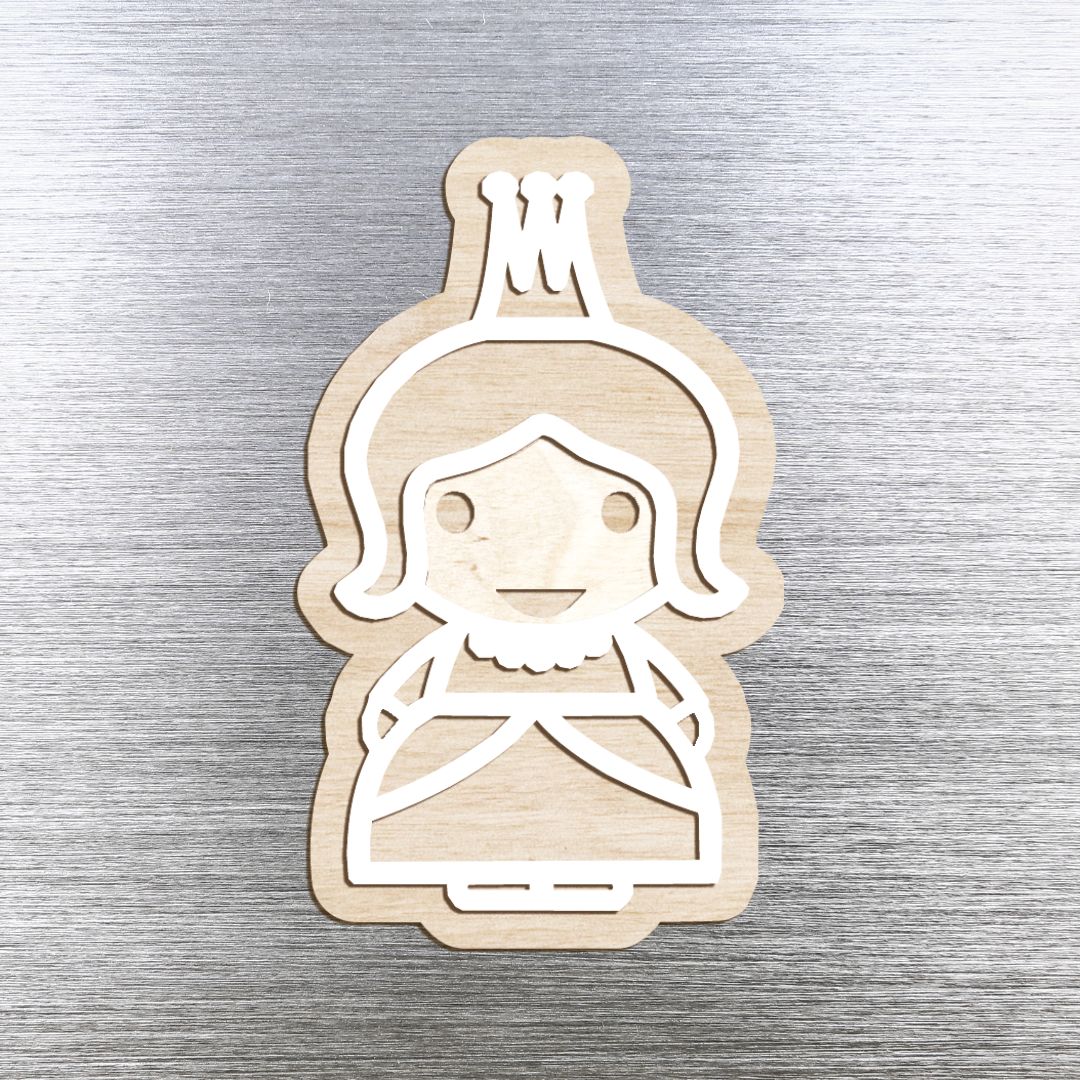 Imán de madera artesanal con figura de la princesa de Sant Jordi: pintado en relieve de colores, recuerdo sostenible y decorativo del día de Sant Jordi. Modelo en blanco