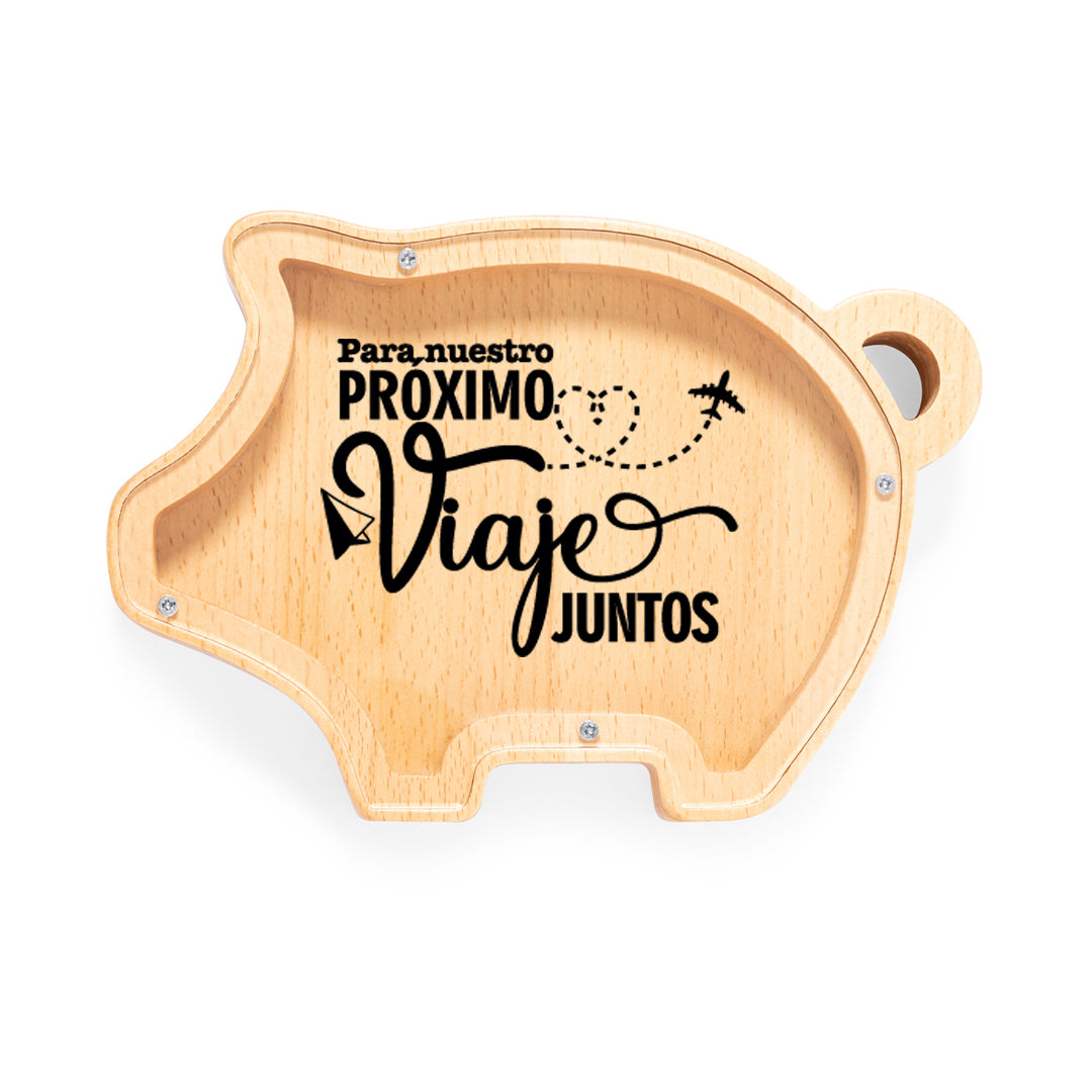 Hucha de madera con forma de cerdito y tapa de metacrilato impresa. Mensaje "Para nuestro próximo viaje juntos"