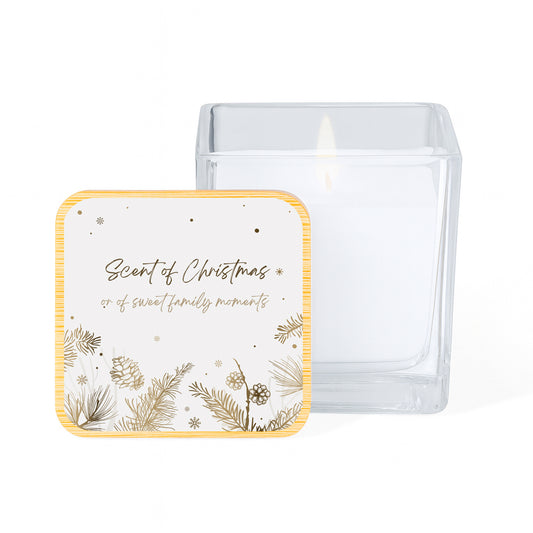 Vela con aroma de vainilla en tarro cuadrado de cristal y tapa de bambú impresa con un diseño navideño de piñas doradas sobre fondo blanco y la frase "Scent of Christmas or of sweet family moments"