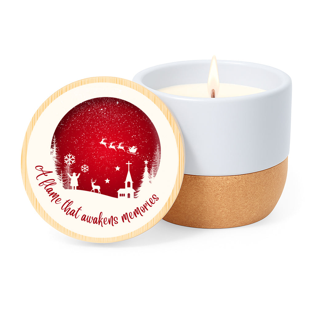 Vela con aroma de lino en tarro de cerámica con base de corcho y tapa de bambú impresa con diseño en blanco y rojo navideño con la silueta de Papá Noel con su trineo y la frase "A flame that awakens memories"