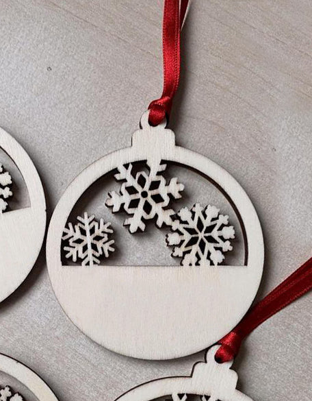 Bola para el árbol de navidad de madera de haya con decoración de copitos de nieve, personalizada con nombre grabado a láser.