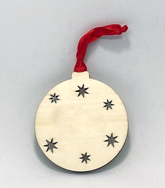 Bola para el árbol de Navidad con estrellas troqueladas y personalizada con el nombre grabado a láser. Incluye cinta roja para colgar.