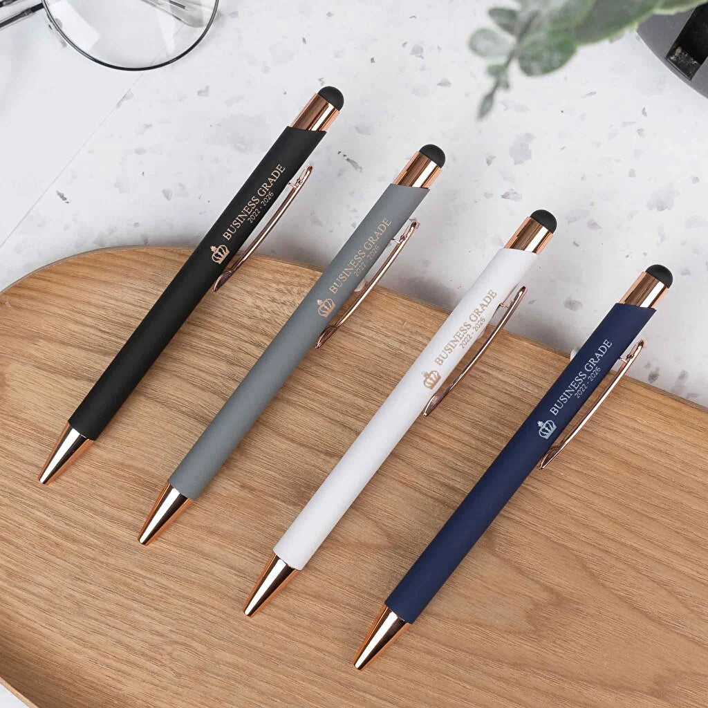 Bolígrafo de aluminio con puntero táctil, acabado caucho y tinta azul. Surtido de colores, personalizados con grabado láser de alta precisión. Regalo ideal para eventos.