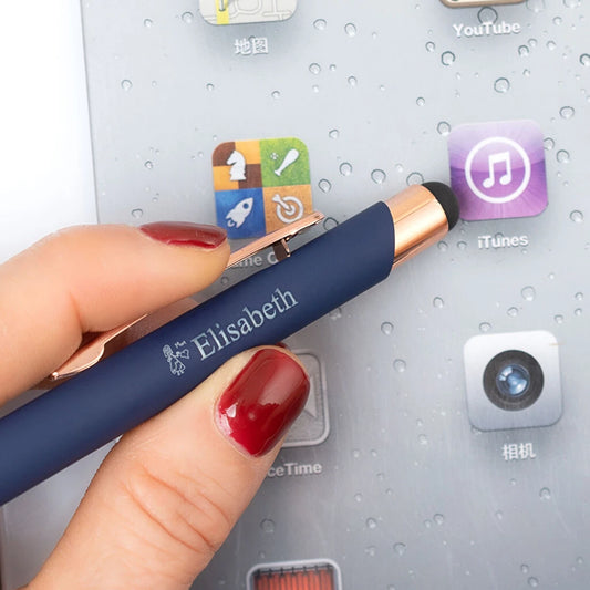 Bolígrafo de aluminio con puntero táctil, acabado caucho y tinta azul. Color Marino, personalizados con grabado láser de alta precisión. Regalo ideal para eventos.