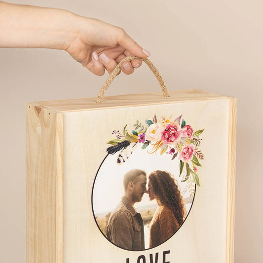 Detalle del asa de cordón de la caja personalizada de madera para tres botellas de vino con tapa impresa