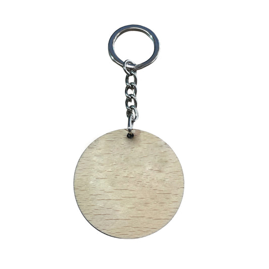 Llavero redondo de madera de haya con dos nombres grabados separados por una flecha. Tintado con el color que prefieras.