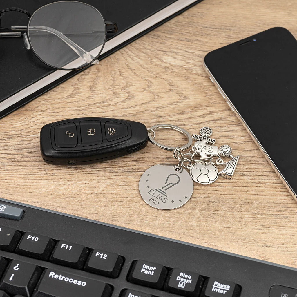 Llavero de acero inoxidable con chapa grabada y charms temáticos: fútbol. Personalizable con grabado láser desde 1 unidad. Ideal como regalo original.