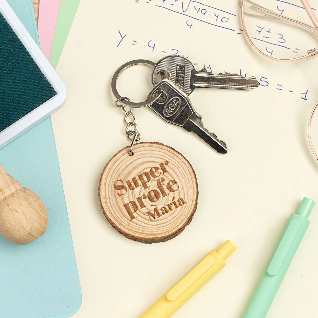 llavero de madera natural en forma de disco rústico grabado a láser por una cara. Forma circular