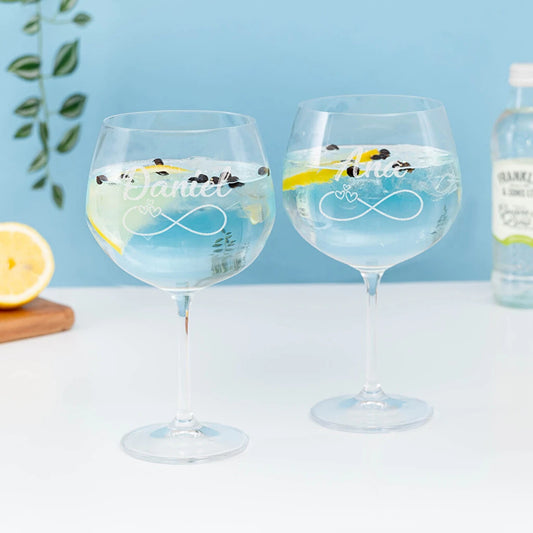 Pack dos copas de balón de cristal de 70 cl con grabado personalizado. Ideales para gintonic y cócteles, resistentes y aptas para lavavajillas.