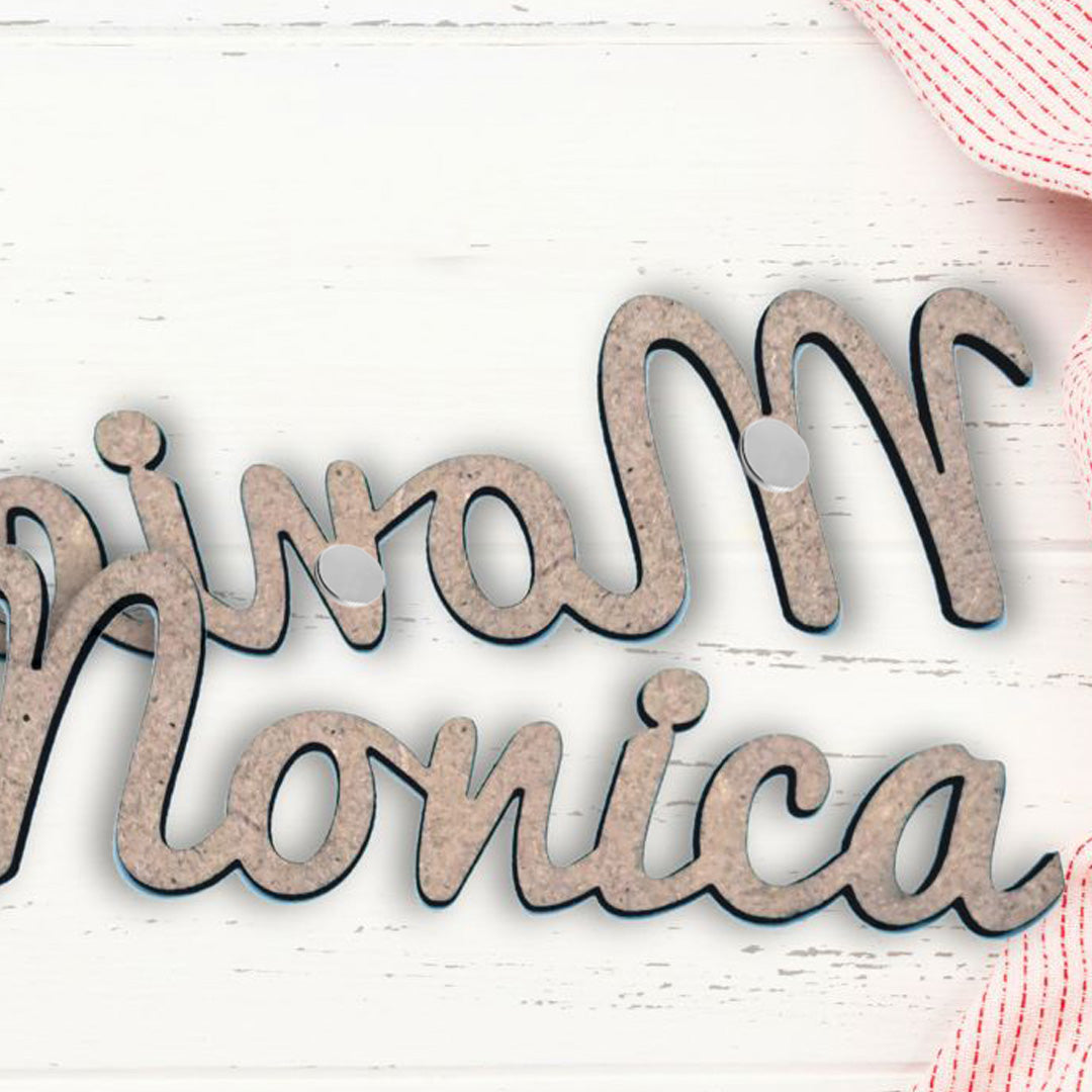Marcasitios personalizados para boda hechos con madera de DM y tipografía Romántico. Ideal para recuerdo que se pueden llevar los invitados al evento. Detalle imán