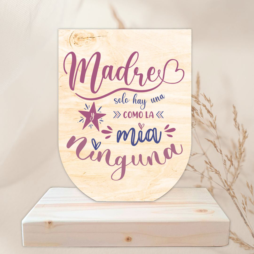 Trofeo de madera de chopo en forma de escudo con base de abeto para mantenerse en pie. Personalizado con un diseño impreso a todo color especial para las madres con la frase: "Madre solo hay una y como la mía, ninguna"