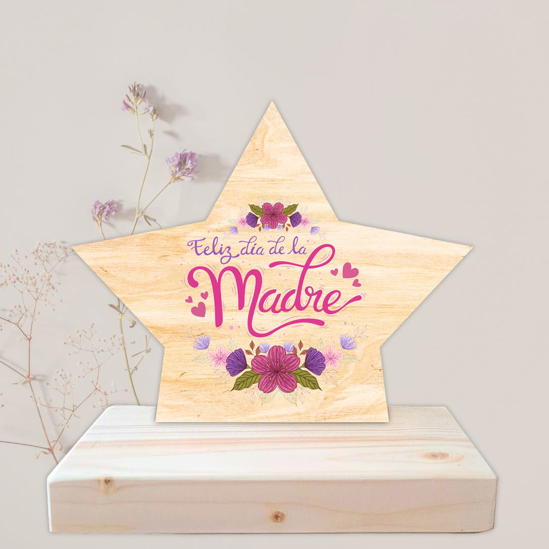 Trofeo de madera de chopo en forma de estrella con base de abeto para mantenerse en pie. Personalizado con un diseño impreso a todo color especial para las madres con la frase: "Feliz día de la madre"