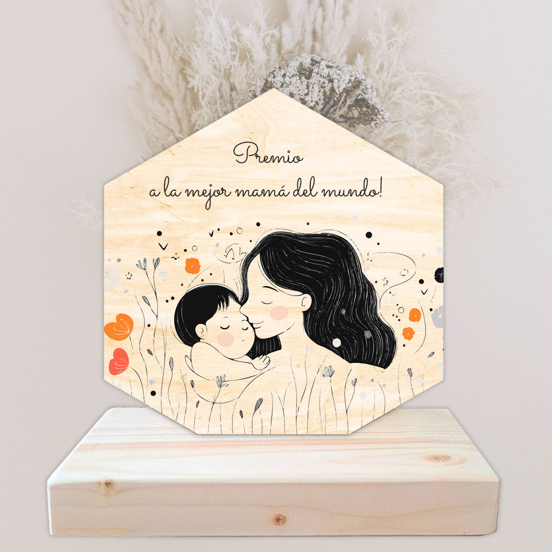 Trofeo de madera de chopo en forma de hexágono con base de abeto para mantenerse en pie. Personalizado con un diseño impreso a todo color especial para las madres con la frase: "Premio a la mejor mamá del mundo"