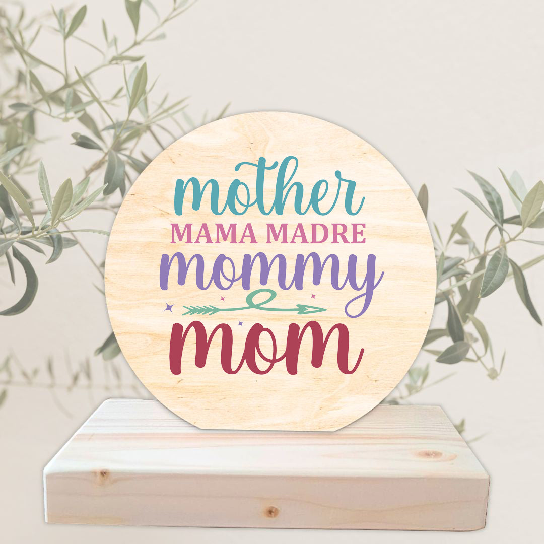 Trofeo de madera de chopo en forma circular con base de abeto para mantenerse en pie. Personalizado con un diseño impreso a todo color especial para las madres con la frase: "Mother, mama, madre, mommy, mom"