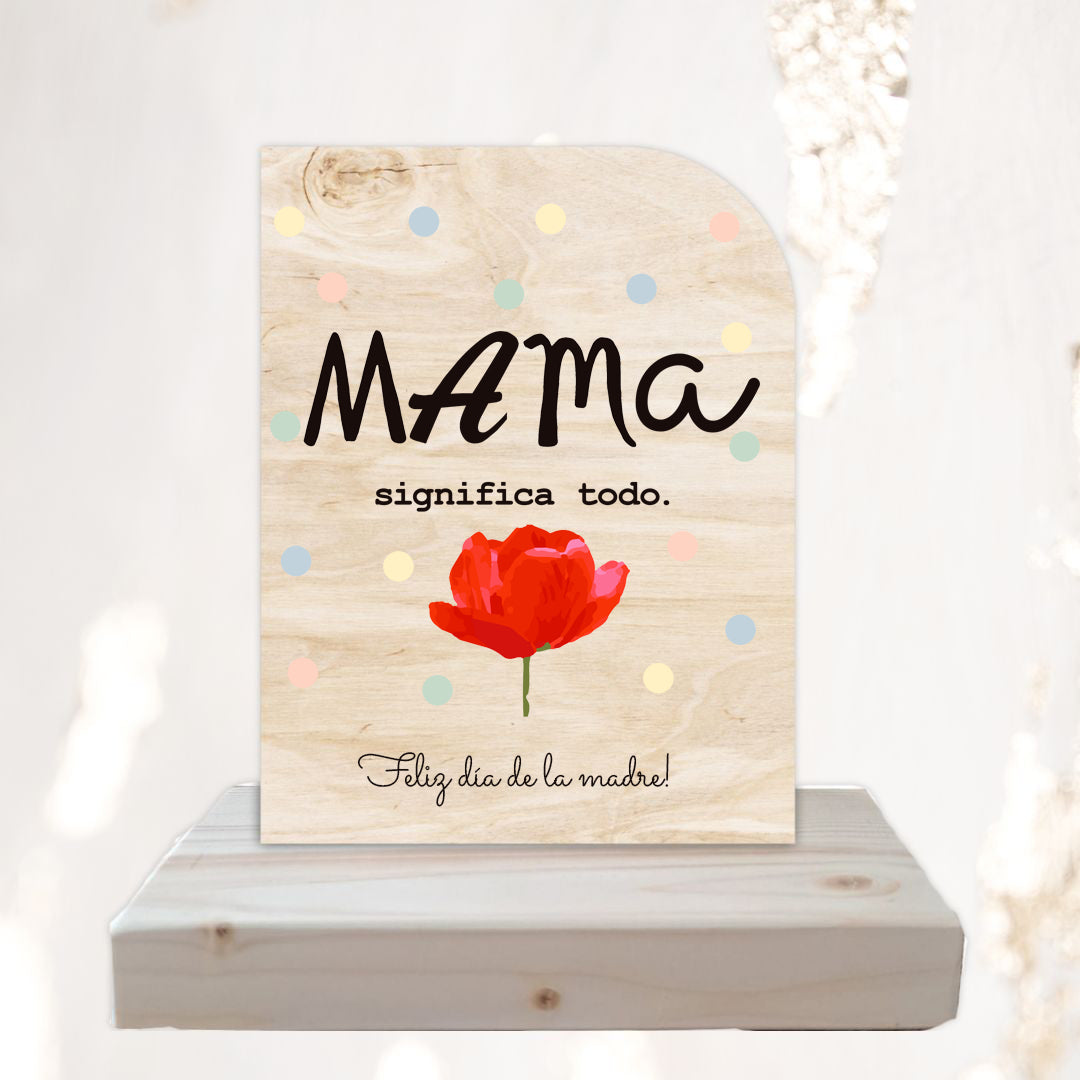 Trofeo de madera de chopo en forma de vela con base de abeto para mantenerse en pie. Personalizado con un diseño impreso a todo color especial para las madres con la frase: "Mamá significa todo. Feliz día de la madre"