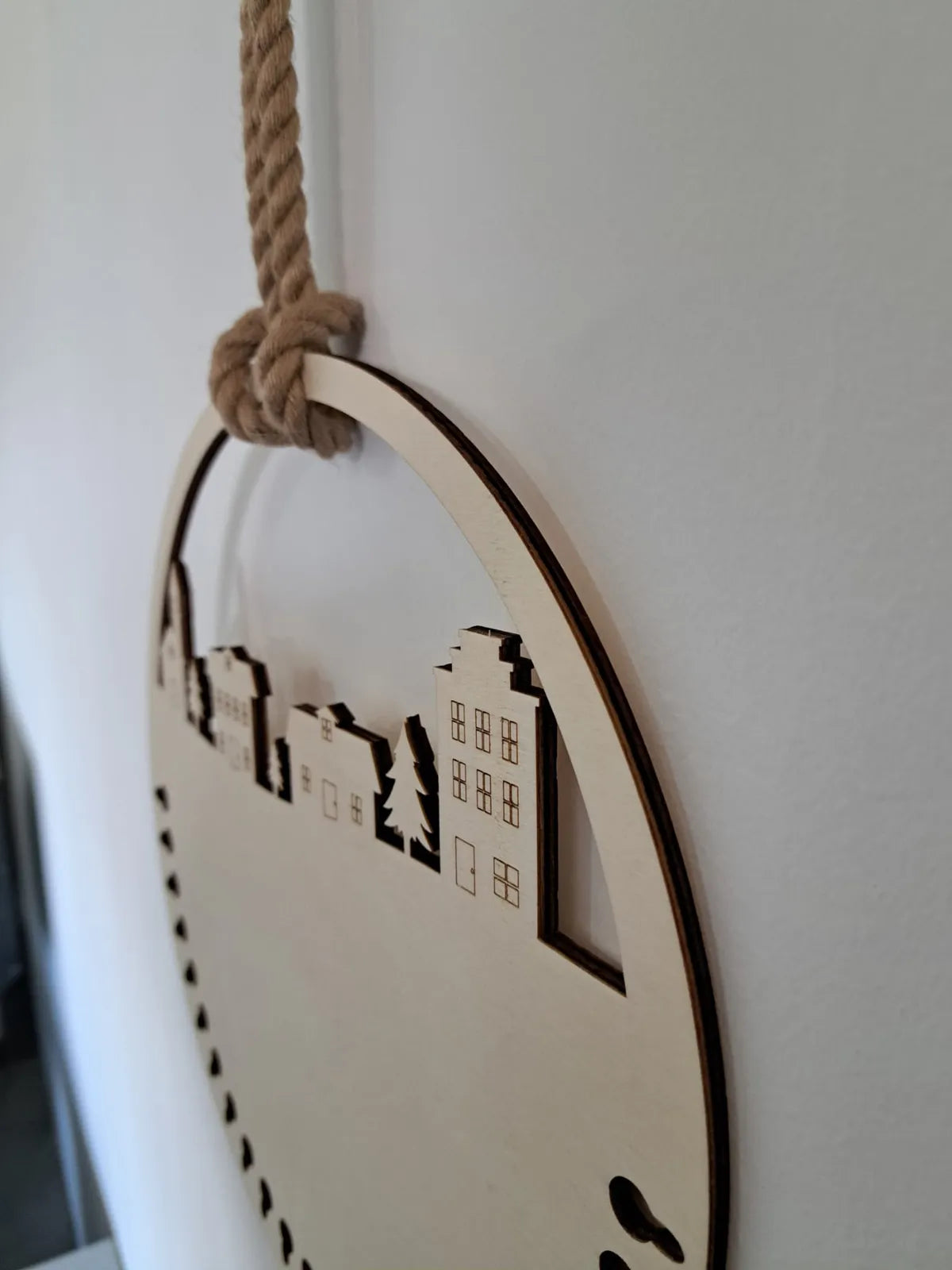 Detalle lateral del calendario de Adviento de madera con grabado láser y acabado artesanal.