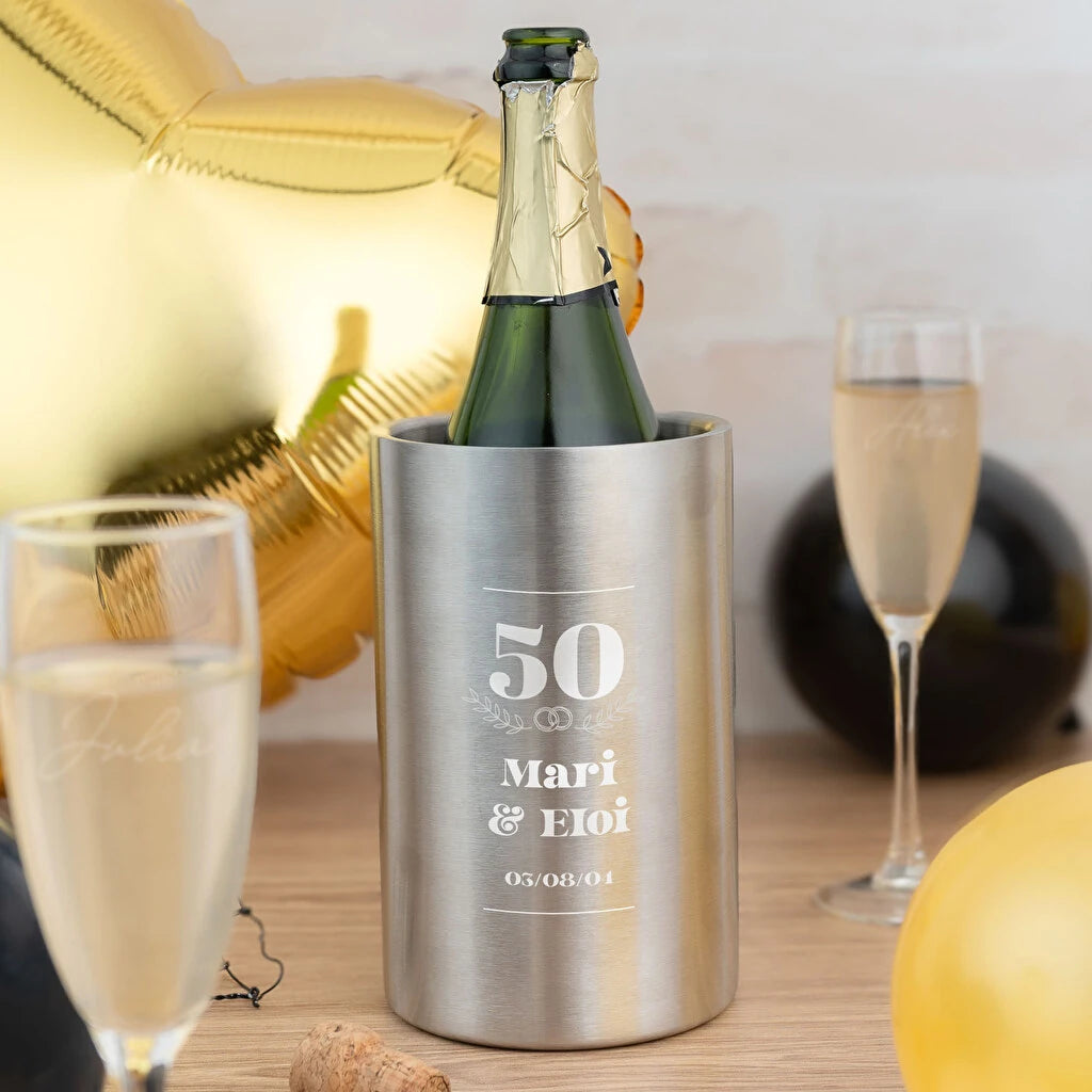 Enfriador de botellas de acero inoxidable con acabado mate y grabado personalizado. Ideal para vino, cava y celebraciones especiales.