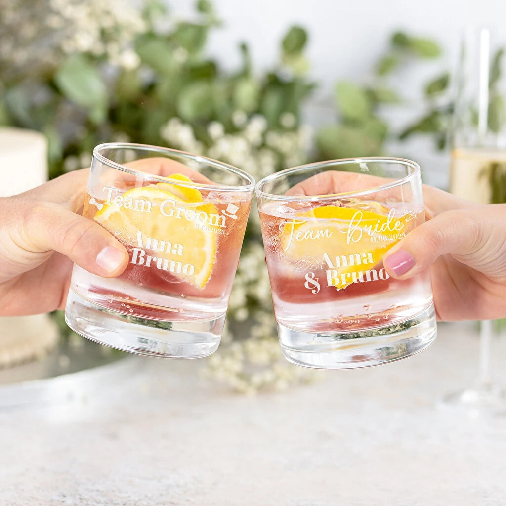 Pack de dos vasos de whisky de cristal de 38 cl con grabado personalizado. Elegantes, resistentes y aptos para lavavajillas, ideal como regalo especial.