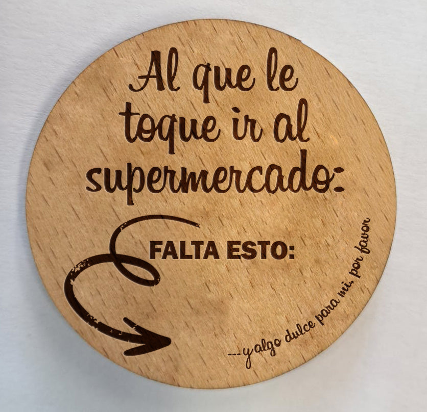 Imán de madera de haya redondo con un toque de humor grabado a láser: "Al que le toque ir al supermercado: falta esto: ... y algo dulce para mi, por favor.