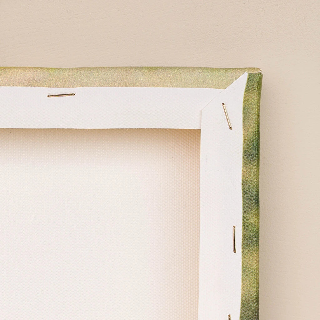 Detalle del lienzo de tela de algodón montada sobre el bastidor de madera. Sujeción de la parte trasera