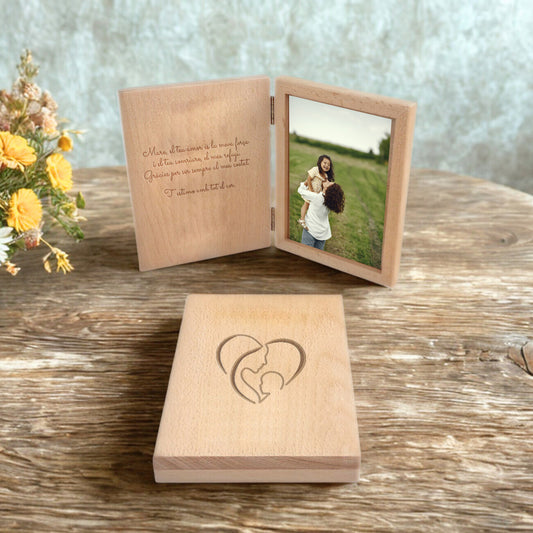 Marcos de madera formato libro: uno abierto y otro cerrado. En el libro cerrado vemos un grabado a modo de portada, en el libro abierto, un texto grabado en el lado izquierdo y una foto impresa en el lado derecho