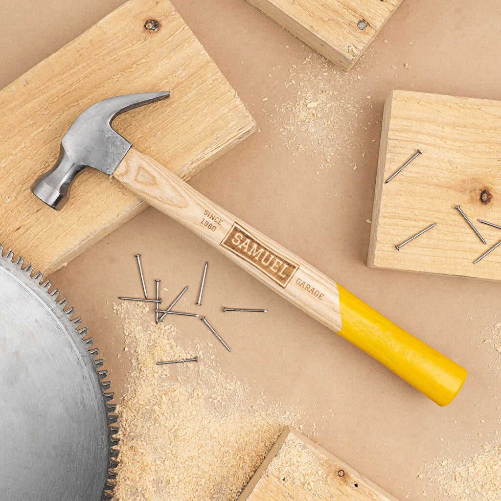 Martillo de madera personalizado con nombre grabado a láser y ubicado en su escenografía natural.