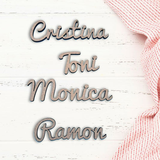 Marcasitios personalizados para boda hechos con madera de DM y tipografía Romántica. Ideal para recuerdo que se pueden llevar los invitados al evento.