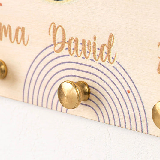 Colgador para llaves de madera en forma de media luna con 5 ganchos para colgar las llaves, personalizado con impresión directa a todo color detalle del pomo para colgar llaves