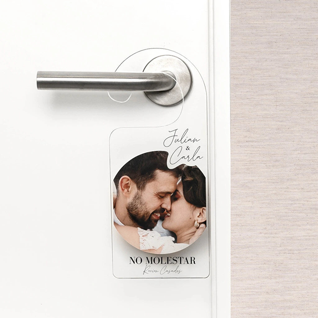 Colgador de metacrilato para puertas estilo cartel de No molestar. Personalizado con impresión directa a todo color