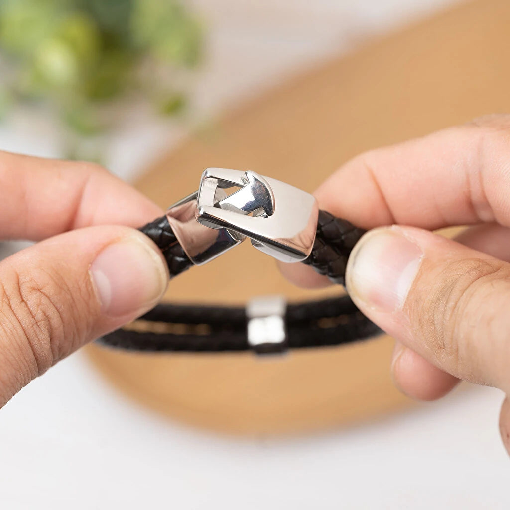 Pulsera de cuero trenzado personalizada con grabado en placas metálicas. Detalle del cierre