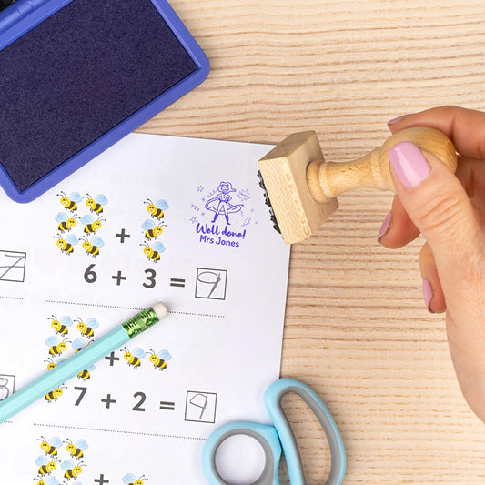 Sello de caucho con mango de madera natural ideal para manualidades, empresas, eventos o invitaciones.