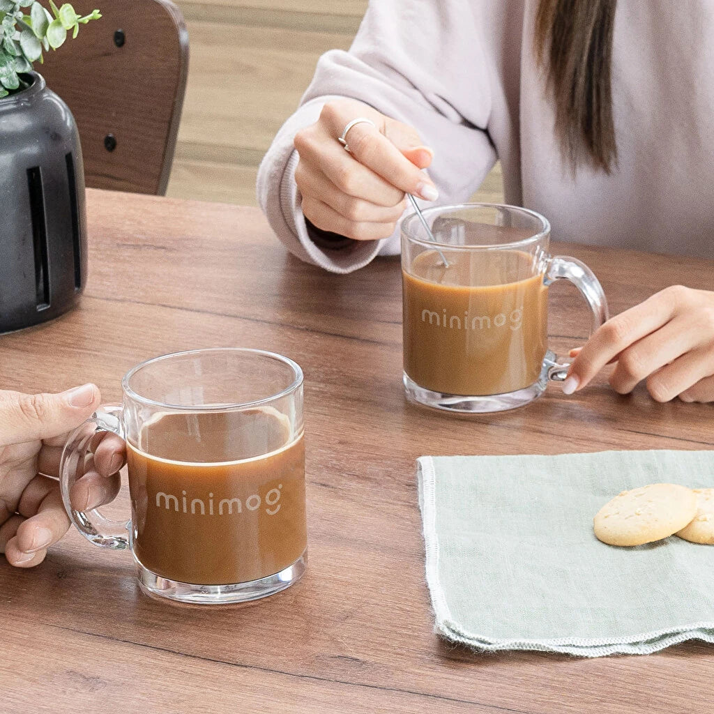 Taza de cristal de 325 ml con grabado láser personalizado. Un regalo elegante y práctico para café, té o infusiones.