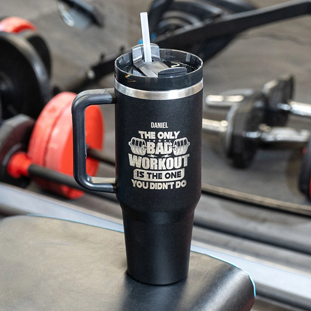 Taza térmica personalizada de doble pared y 1,2 litros de capacidad fabricada en acero inoxidable reciclado con grabado, asa rígida, tapa con dosificador y pajita reutilizable. Color negro