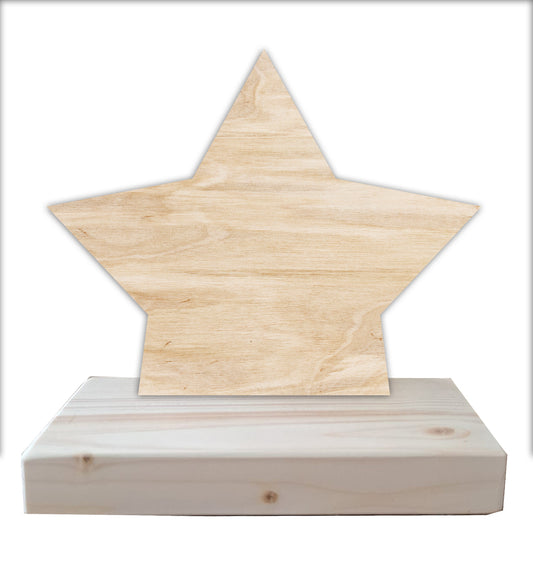 Trofeo en forma de estrella, de tablero de chopo natural con base de madera de abeto. Personalizable con el diseño a gusto del cliente