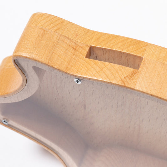 Hucha de madera con forma de cerdito y tapa de metacrilato impresa. Detalle de la ranura para entrar el dinero