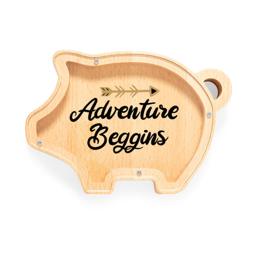 Hucha de madera con forma de cerdito y tapa de metacrilato impresa. Mensaje "Adventure Beggins"