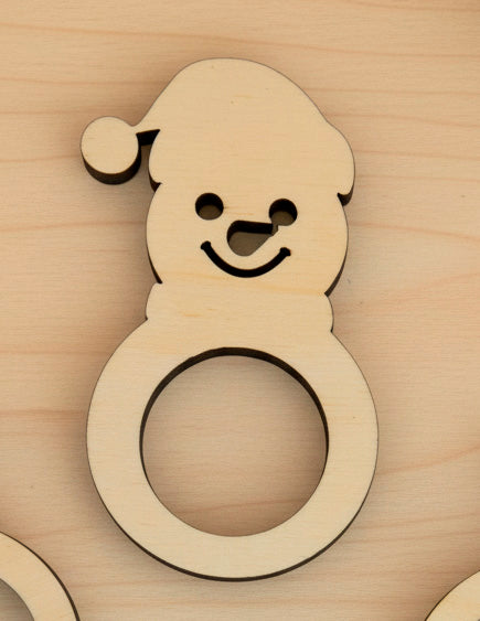 Argollas de madera personalizables con el nombre grabado a láser con distintas formas. Un muñeco de nieve