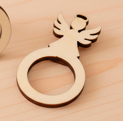 Argollas de madera personalizables con el nombre grabado a láser con distintas formas. Un angelito con corona