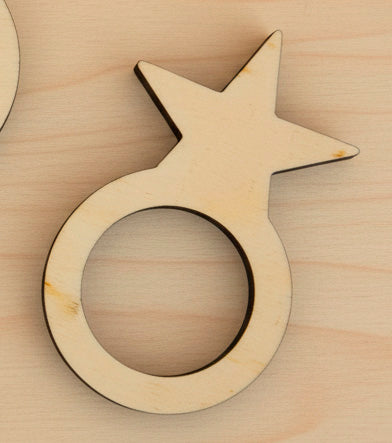 Argollas de madera personalizables con el nombre grabado a láser con distintas formas. Una estrella sólida